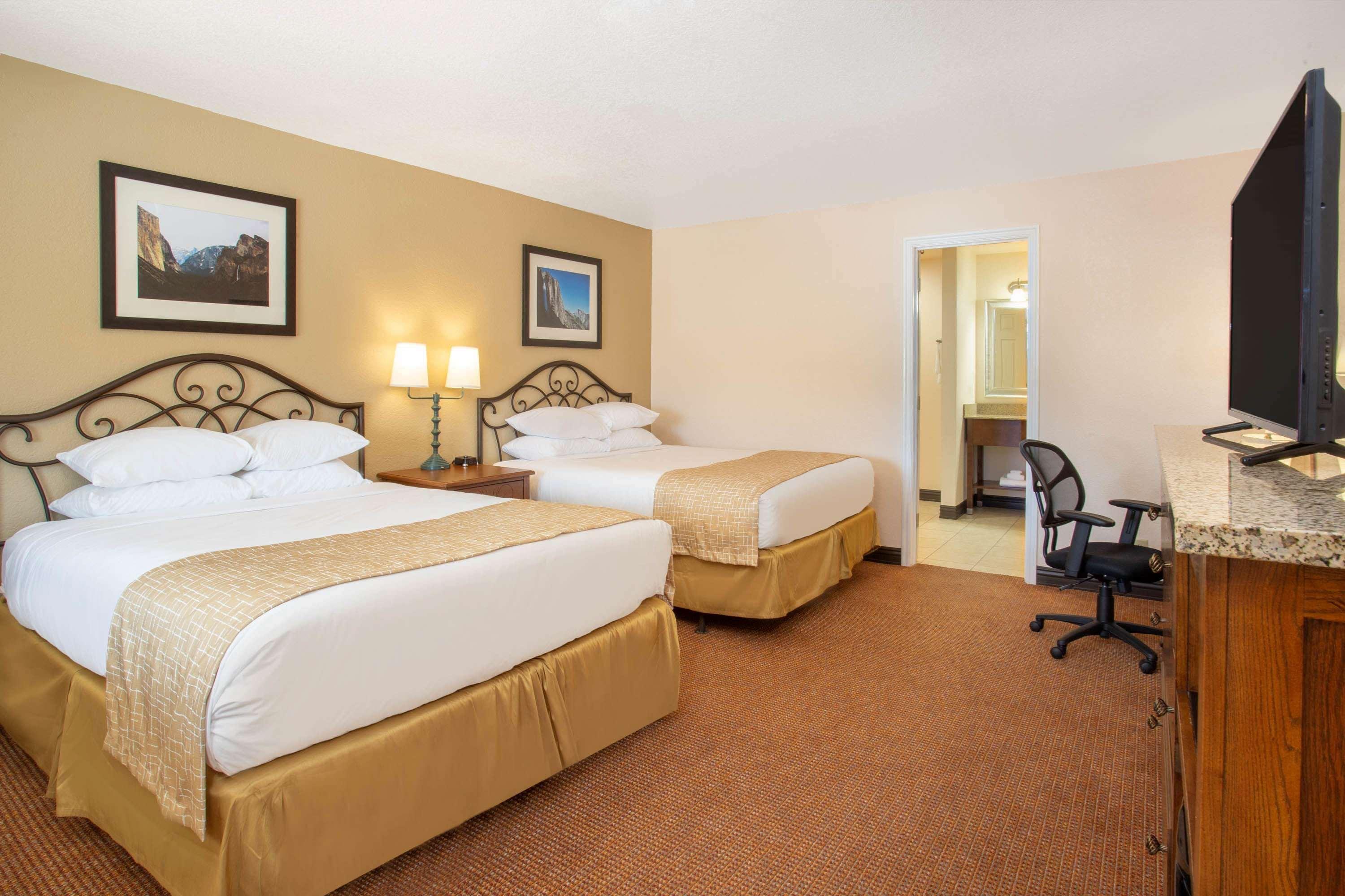 Travelodge By Wyndham Hawthorne Exterior photo